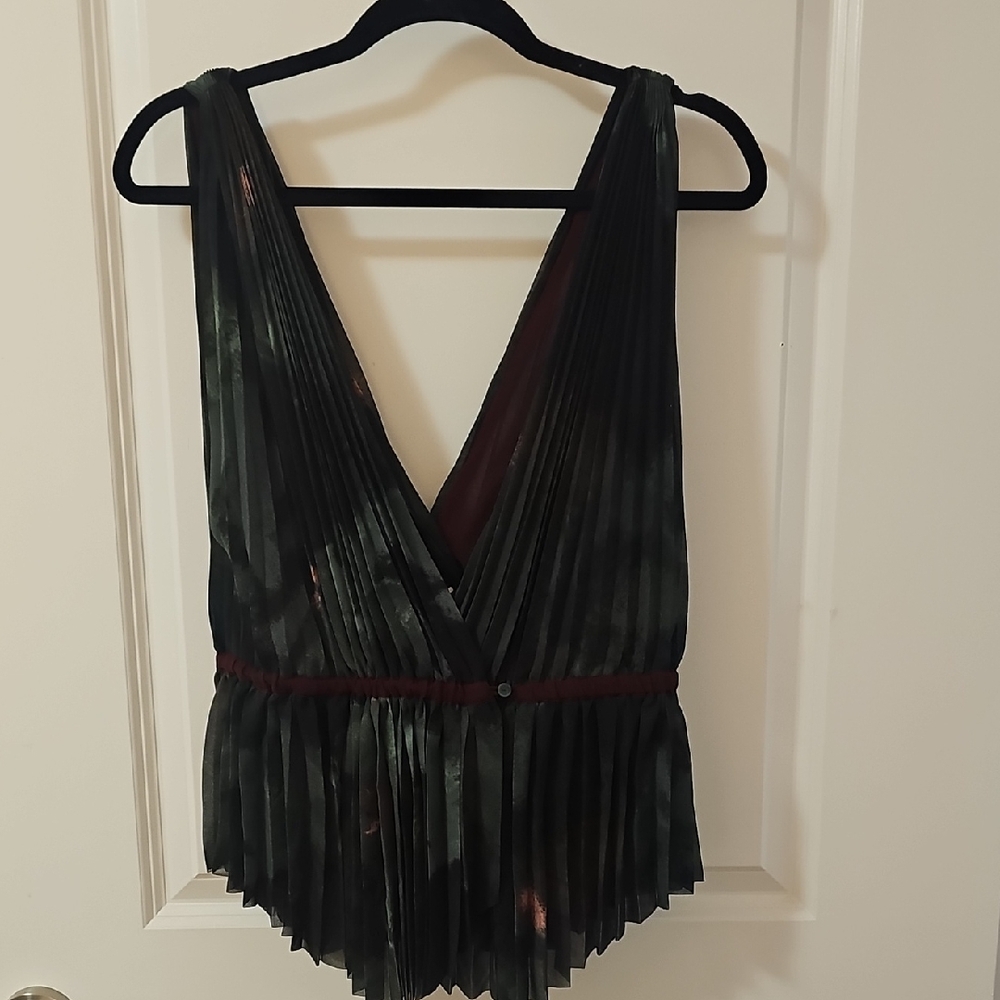 Wilfred Deep Green Pleated V-Neck Tank with Burgundy Trim